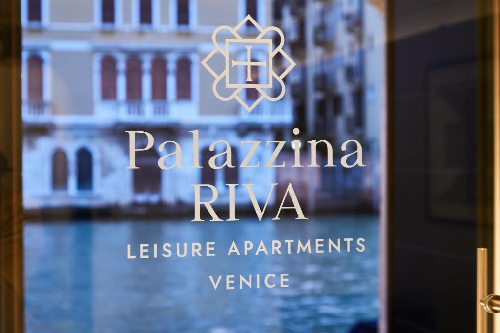 威尼斯Palazzina RIVA的建筑物门上的标志