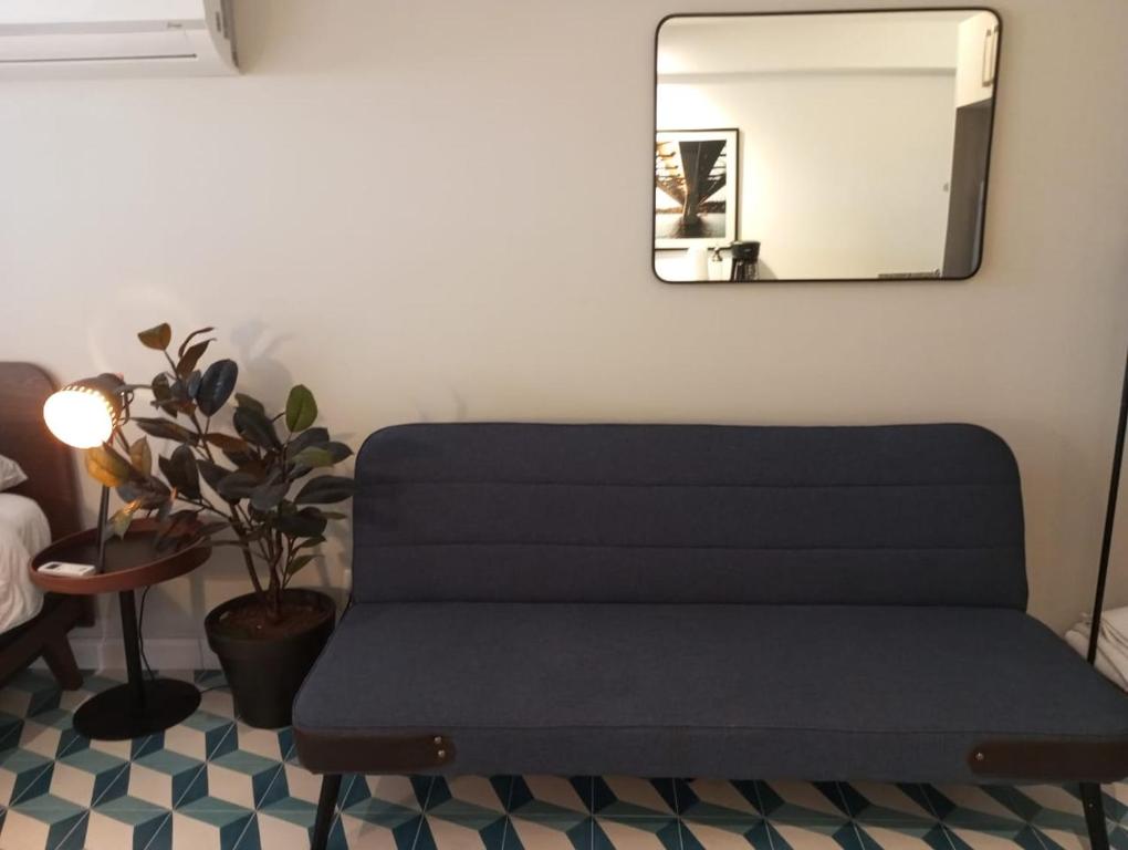 巴拿马城Apartamento Casco Antiguo的镜子间的蓝色长椅