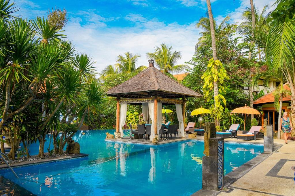 甘地达萨湾畔简易别墅酒店的度假村的游泳池,带凉亭