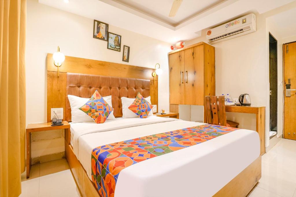 孟买FabHotel Anam International的一间卧室,卧室内配有一张大床