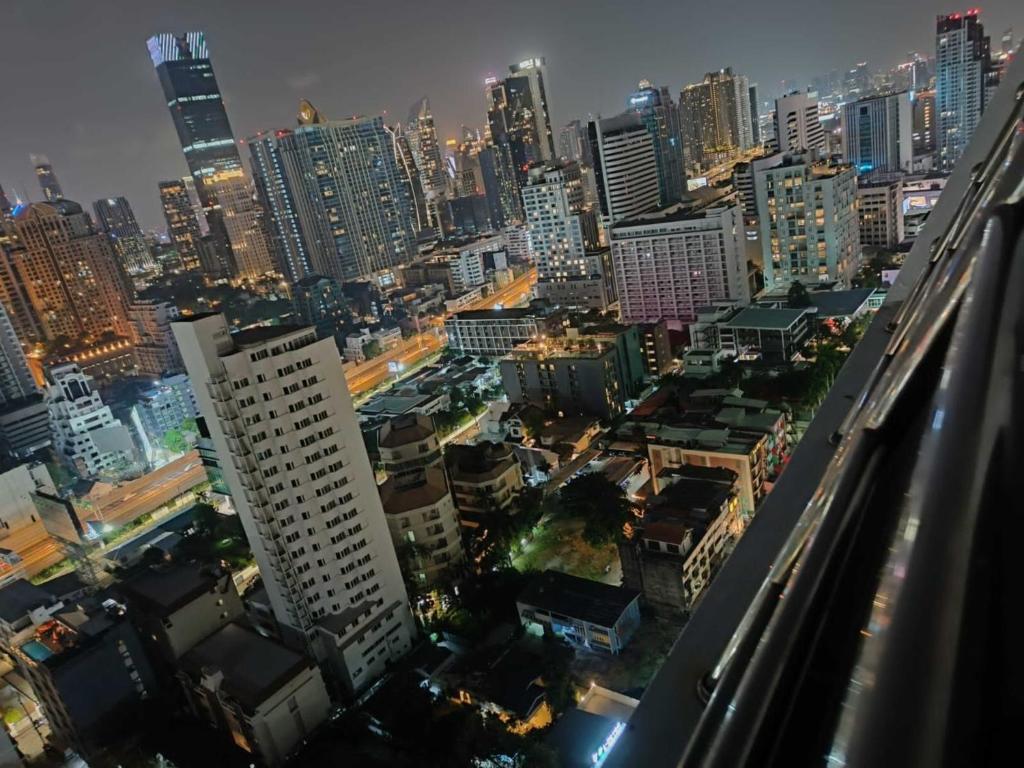 曼谷Omni Tower Sukhumvit Soi 4 Direct Rooms的城市天际线,夜晚有高楼