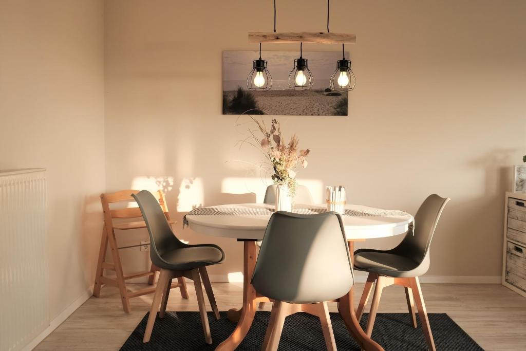 格洛米茨FEWO Ostseeland的一间配备有白色桌椅的用餐室