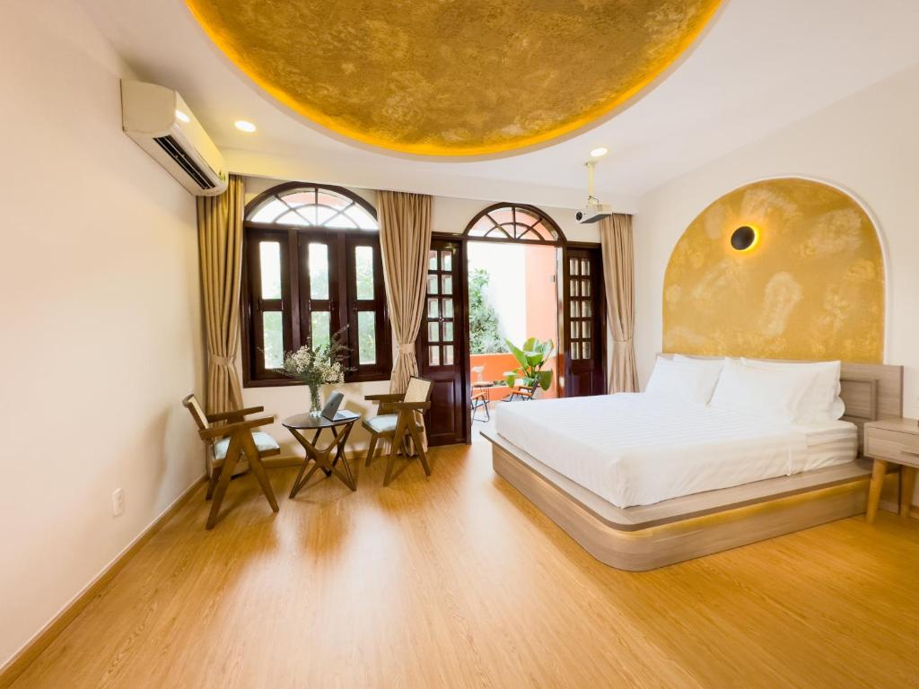 胡志明市AIRIE LIVING的一间卧室设有一张床,天花板上设有一个大衣柜