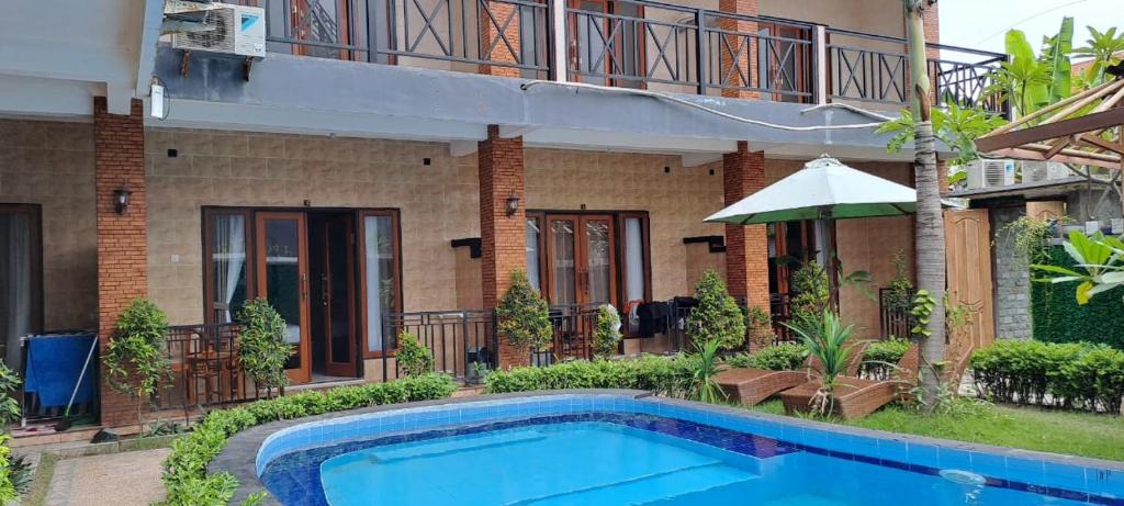 蓝梦岛3 Bedroom Cheap In Lembongan For Backapcker的房屋前的游泳池