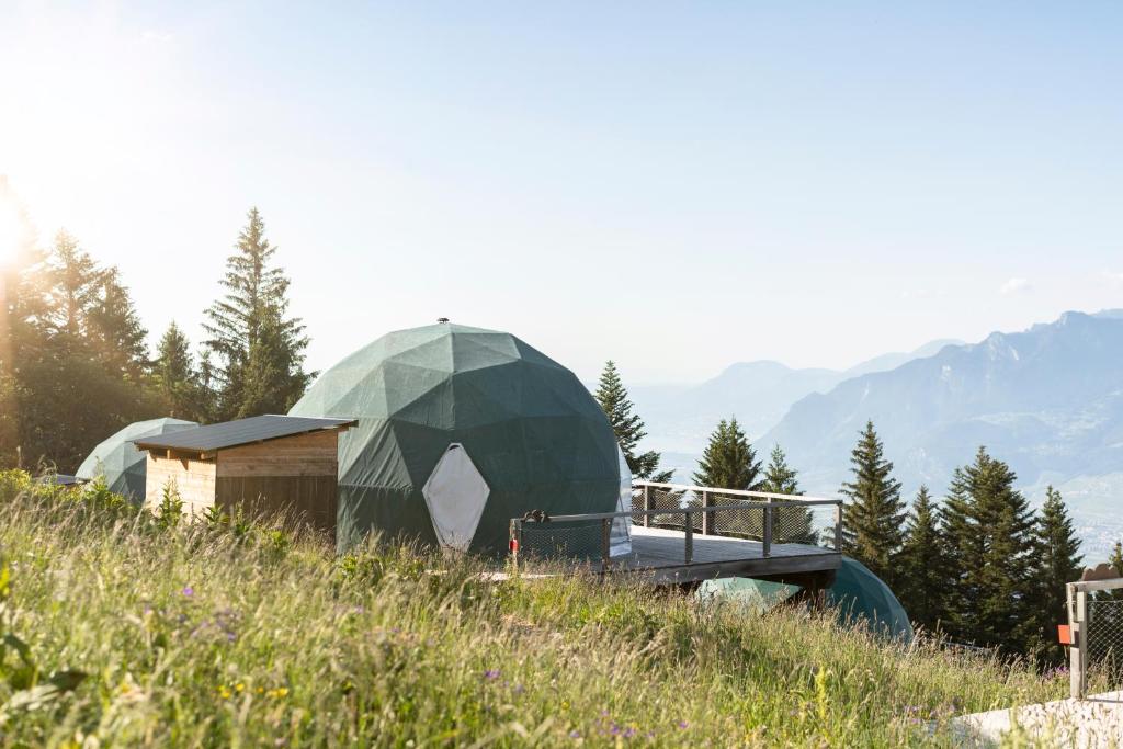 蒙泰Whitepod Original的山顶上的绿色圆顶帐篷