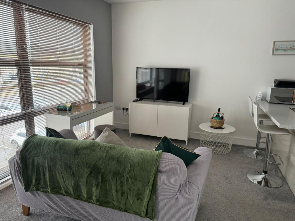 怀特黑Harbourside Apartment - 1 Bed Apartment的带沙发和平面电视的客厅