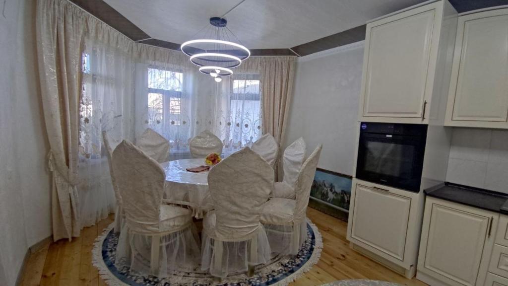 BatkenEmir guest house的厨房配有桌椅和电视。