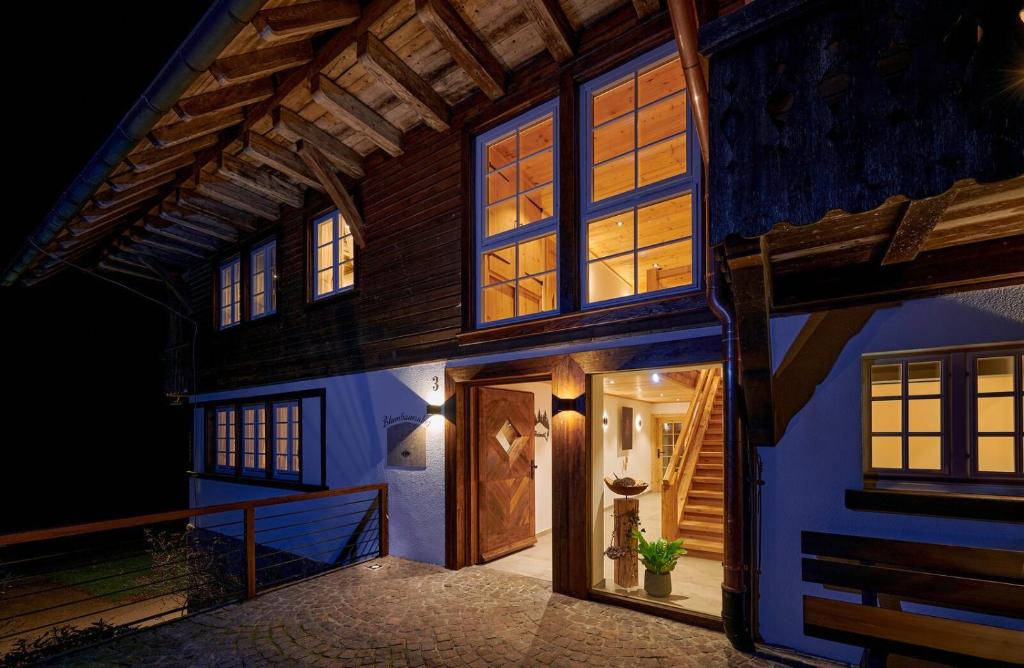 古塔赫百隆乡村农舍的夜晚可欣赏到房子的外部景色