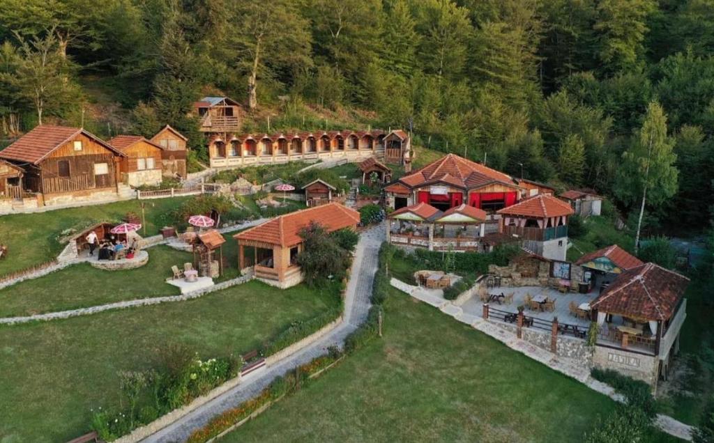 普里兹伦Etno Selo Jasika的享有大庄园的空中景致,设有房屋