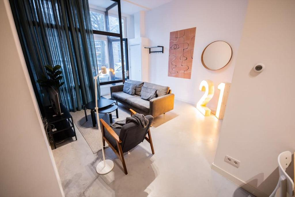 鹿特丹Warm 2 Bedroom Serviced Apartment 59m2 -LK21-的客厅配有沙发和椅子