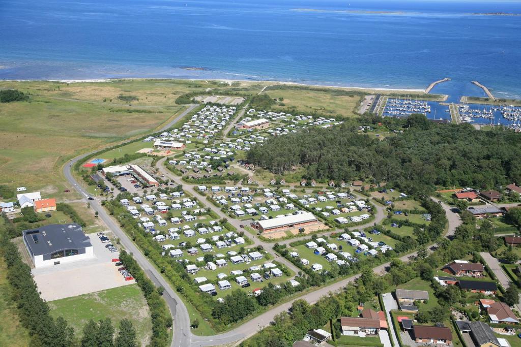 腓特烈港腓特烈诺德斯特德野营和别墅酒店的享有毗邻大海的停车场的空中景致