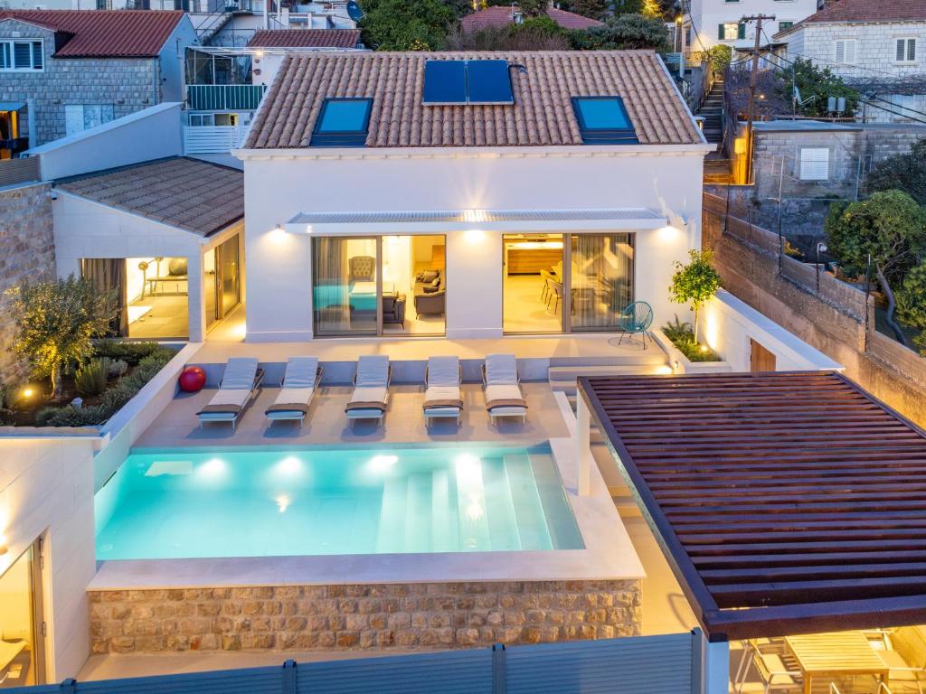 杜布罗夫尼克Brand New Villa Carmelita Exclusive with free Smart Car的享有带游泳池的房屋的空中景致