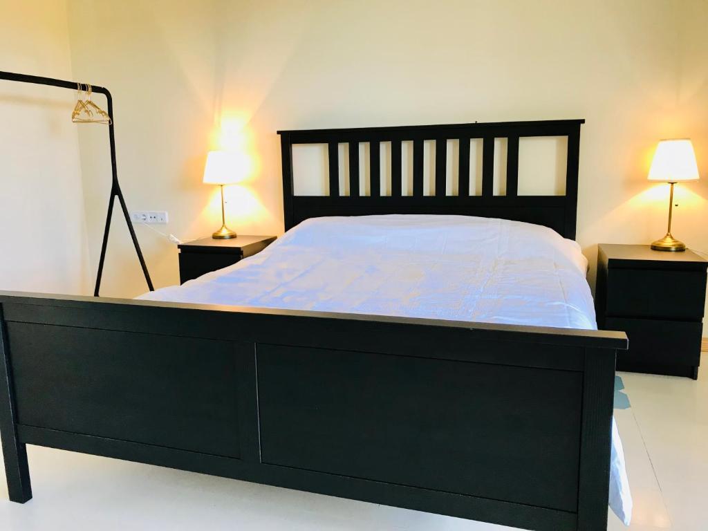 圣塔克里斯蒂纳阿鲁Architect Villa with Infinity Pool near Beach&Golf的一间卧室配有一张带2个床头柜的黑色床