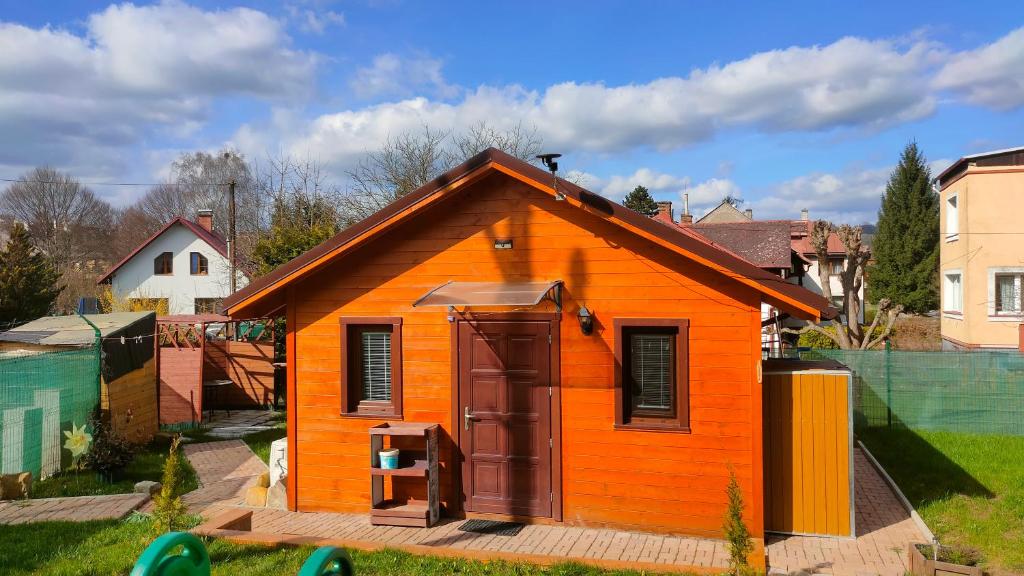 塞米利Tiny Treperka的院子内有门的橙色小房子