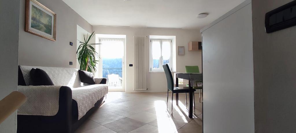 福尔加里亚Appartamento Alba的客厅配有沙发、桌子和窗户