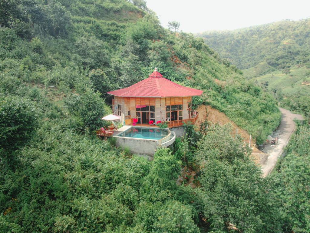 普拉亚Villa Russerangan Grand Opening的山丘上带游泳池的房子