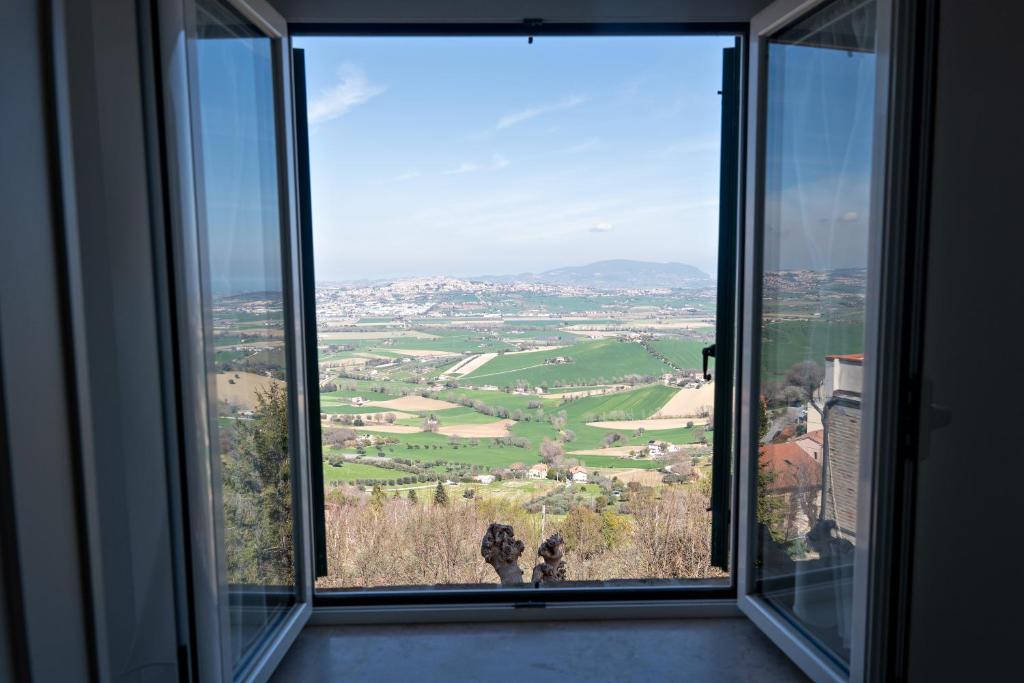 雷卡纳蒂Silenziosa Luna的享有绿色田野景致的窗户
