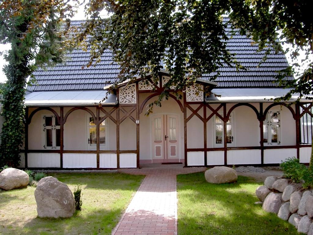 奥斯赛拜-塞林Alte Büdnerei - Apt. 02的白色的房子,有白色的门和院子