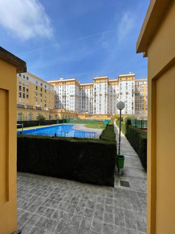 塞维利亚Magnífico Apartamento en Sevilla的享有带游泳池的大型建筑的景致