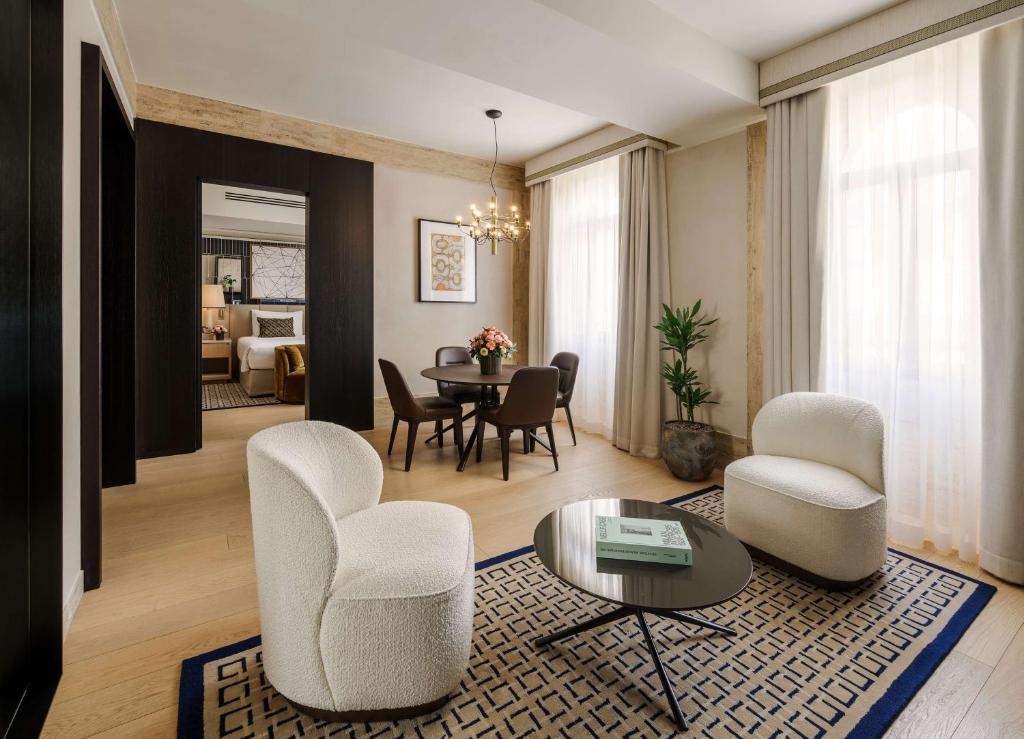 米兰米兰柏悦酒店的客厅配有白色的椅子和桌子