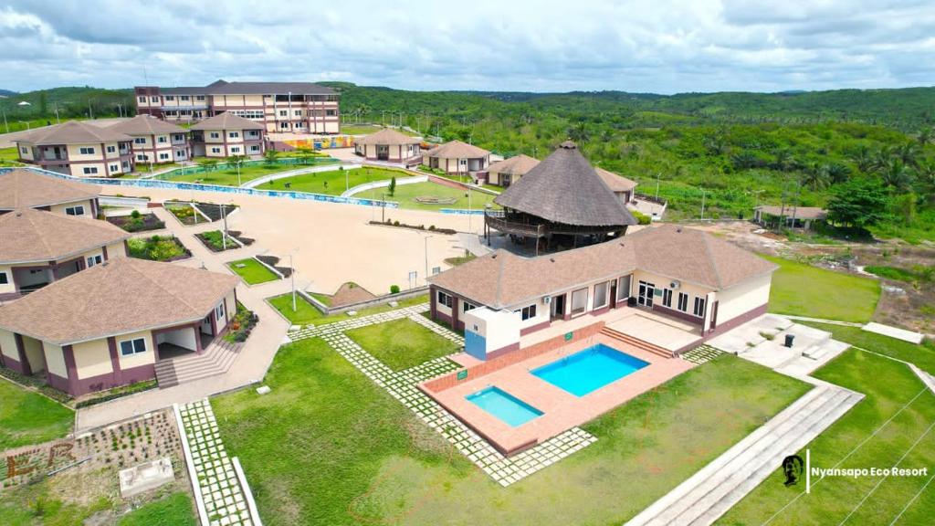 MouriNYASAPO ECO RESORT的享有带游泳池的房屋的空中景致