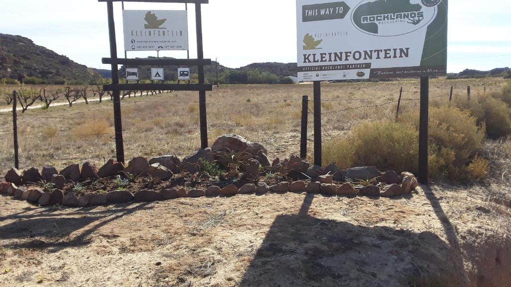 克兰威廉Kleinfontein的田间中的标志和花园