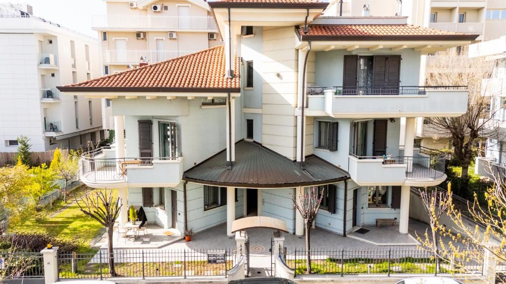里乔内Appartamenti Desi Riccione的带阳台的房屋空中景致