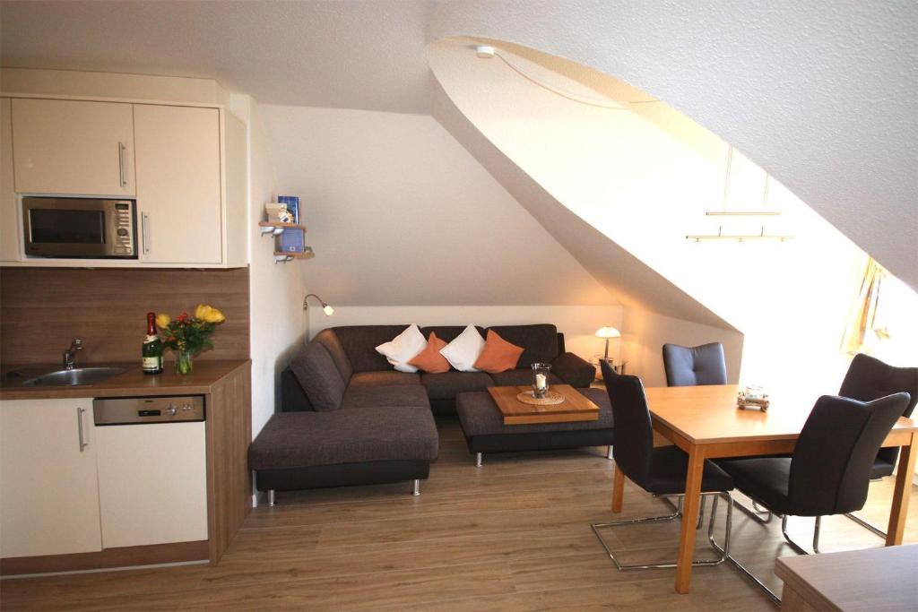 奥斯赛拜-屈隆斯博恩Strandschloesschen-I-WE-22-685的客厅配有沙发和桌子