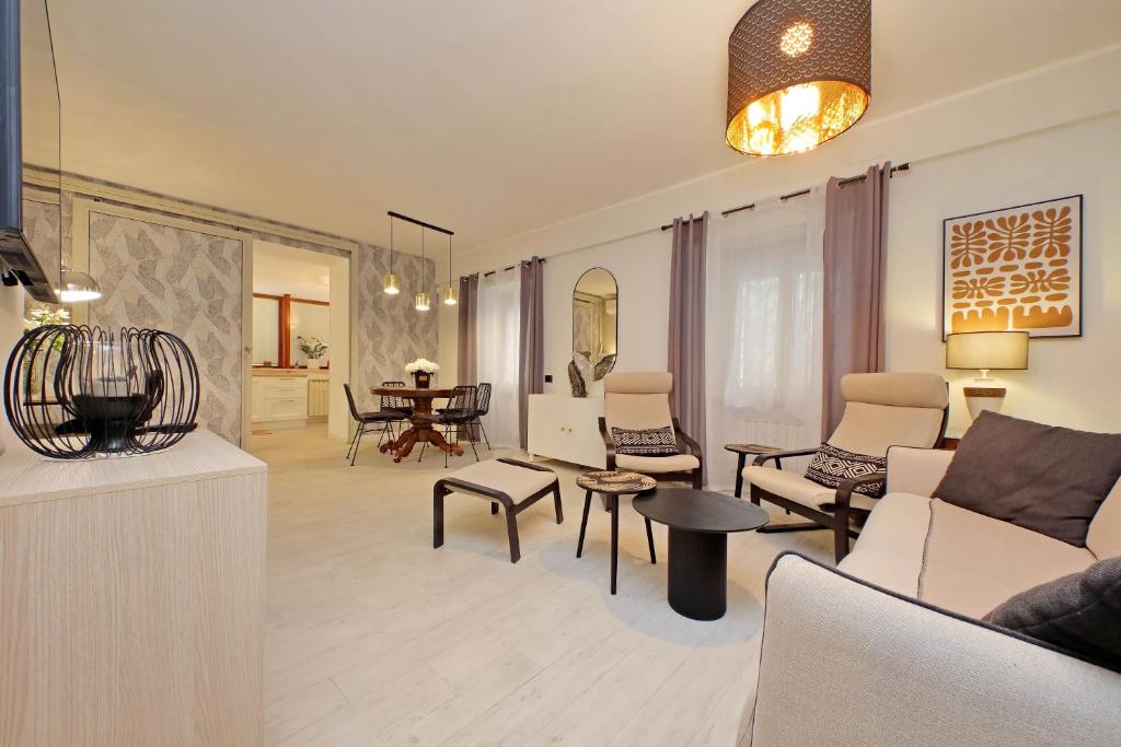 罗马4BNB - Ponte Milvio Apartment的客厅配有沙发、椅子和桌子