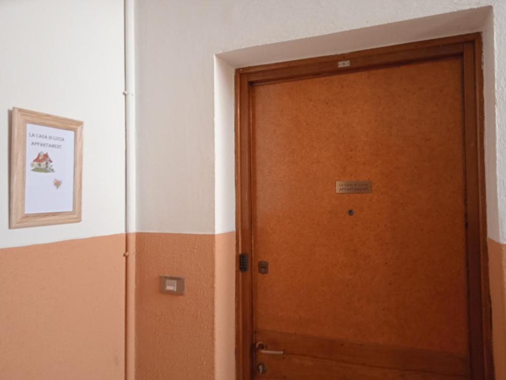 诺瓦拉La casa di Lucia Appartamento的墙上挂着照片的木门