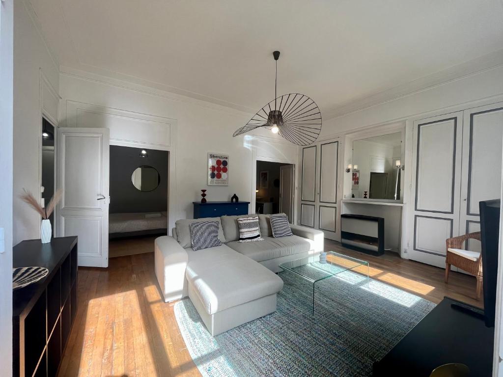 里昂Suite Lavani的客厅配有白色的沙发和桌子