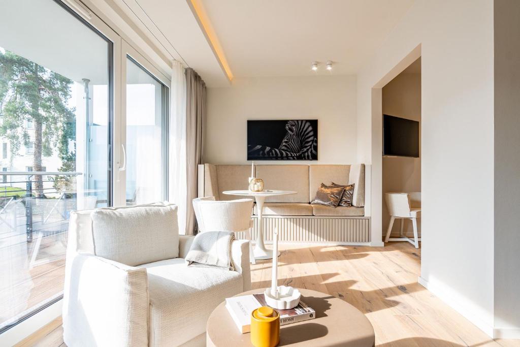 诺伊霍夫Quartier am Strand - App 05的客厅配有沙发和桌子