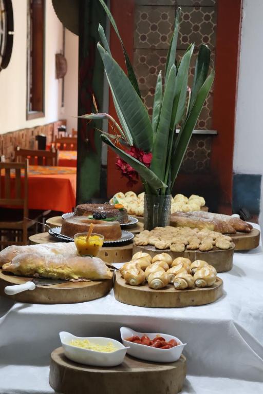 圣若昂-巴蒂斯塔-杜格罗里亚Pouso Mineiro的一张桌子上面有很多不同类型的食物