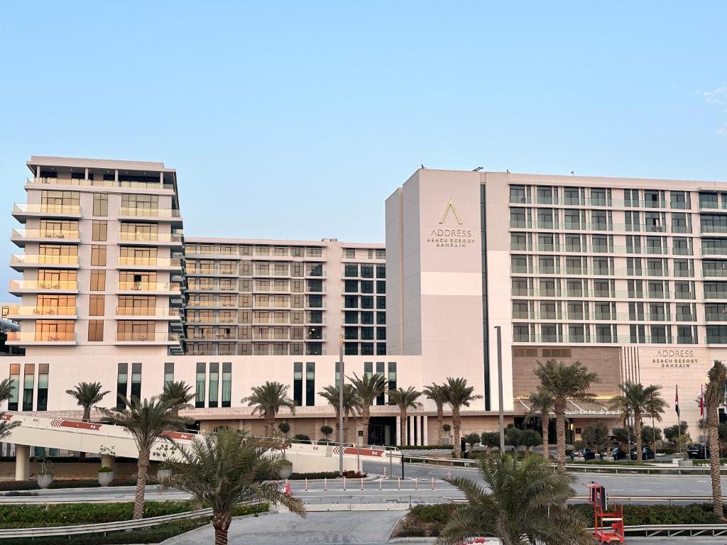 麦纳麦Address Beach Resort Residence的享有一毫克大型酒店和赌场的景色