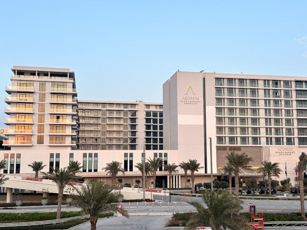 麦纳麦Address Beach Resort Residence Bahrain的享有一毫克大型酒店和赌场的景色