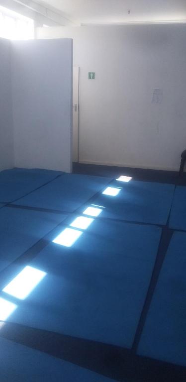 开普敦MARANATHA ACCOMMODATION的客房铺有蓝色地板,配有灯光。