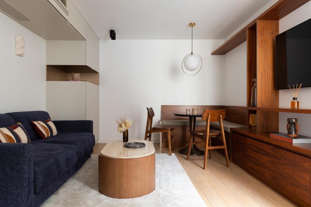 巴黎HIGHSTAY - Luxury Serviced Apartments - Place Vendôme Area的客厅配有沙发和桌子