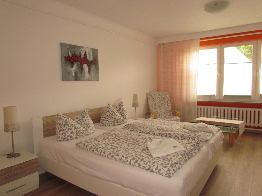 Usedom TownFerienhof Gliesner的一间卧室设有一张大床和一个窗户。