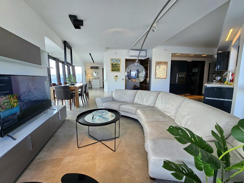 MġarrMalta Unique Penthouse Spacious Terrace-Sleeps 8的客厅配有白色沙发和电视