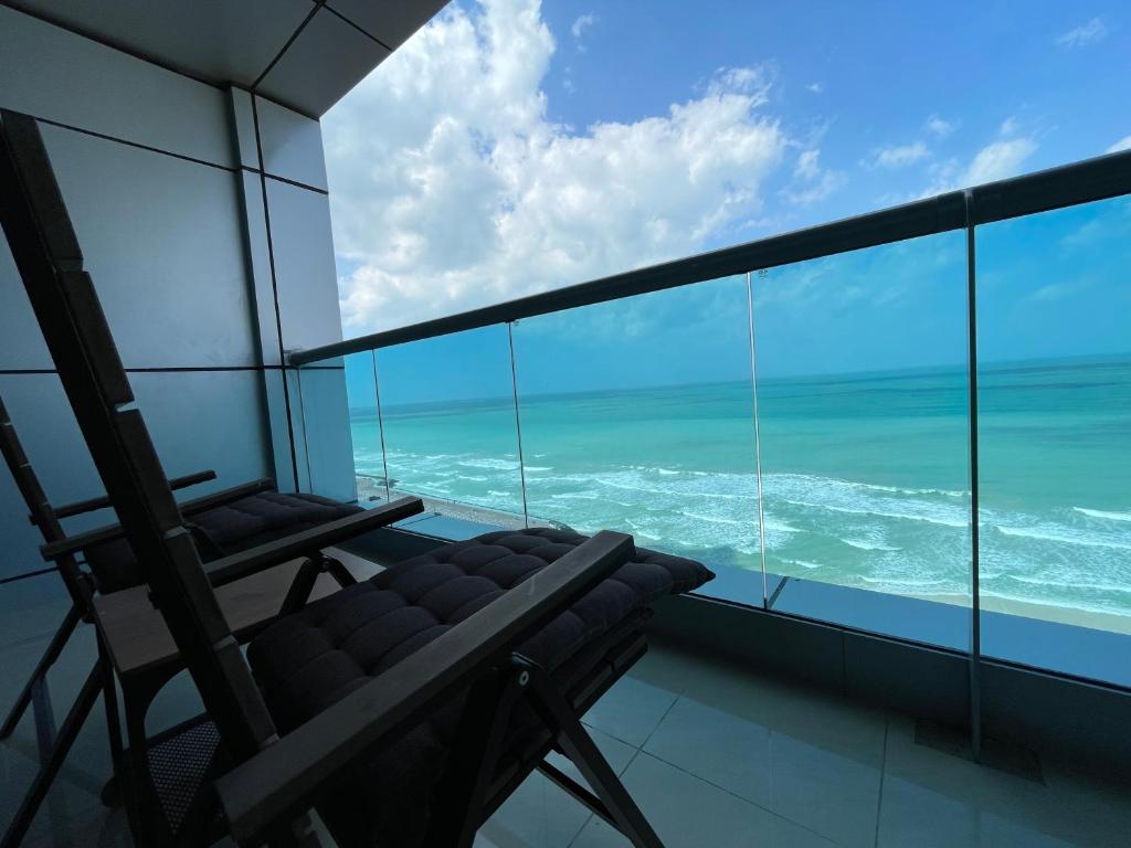 阿吉曼Luxurious Sea View - Beach Front的海景客房 - 带椅子