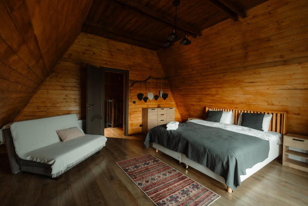 苏恰瓦Twin Cabins / Cabanele Gemene的一间卧室,卧室内配有一张床和一把椅子