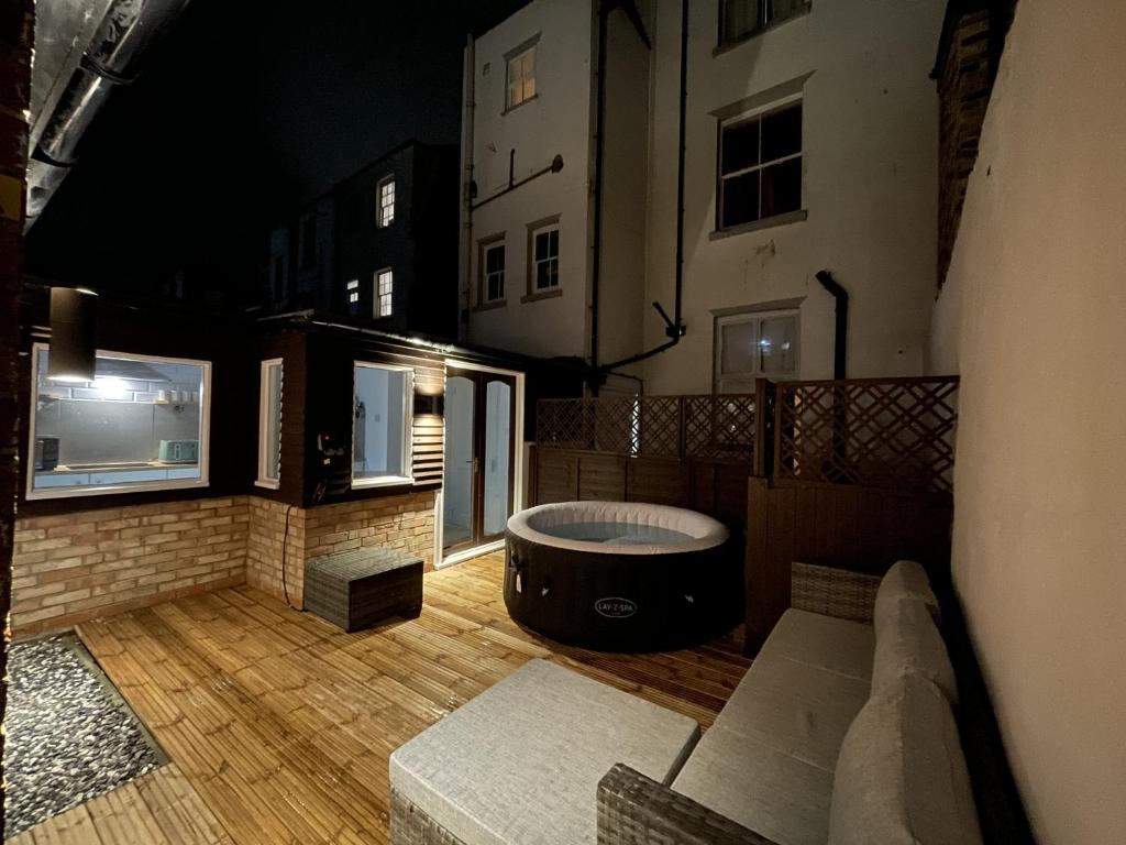 马盖特Coastal Comfort, Hot Tub Lodge的一间位于大楼中间的带浴缸的客房