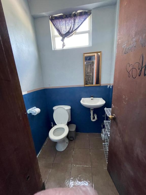 库尔克岛Celi’s Ocean Apartment的一间带卫生间和水槽的浴室
