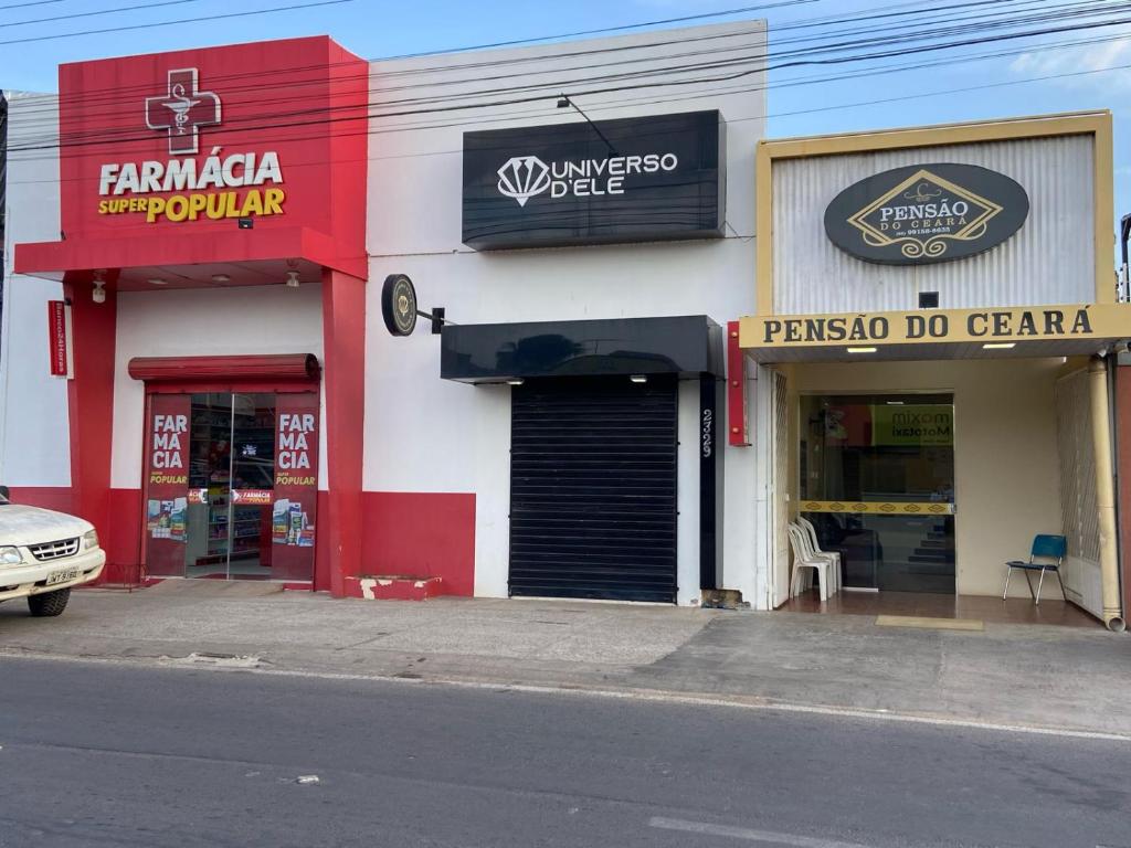 博阿维斯塔Pensão do Ceará的街道上建筑物前面的商店