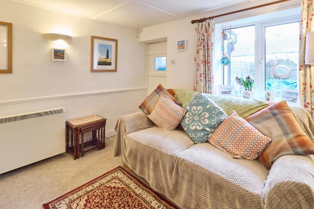 KentHost & Stay - Claire's Cottage的带沙发和窗户的客厅