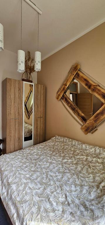 诺维萨德Apartman Kalina的一间卧室配有一张大床和镜子