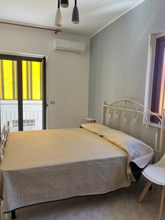 帕尔盖利亚Piccola Mansarda的一间白色客房内的床铺卧室