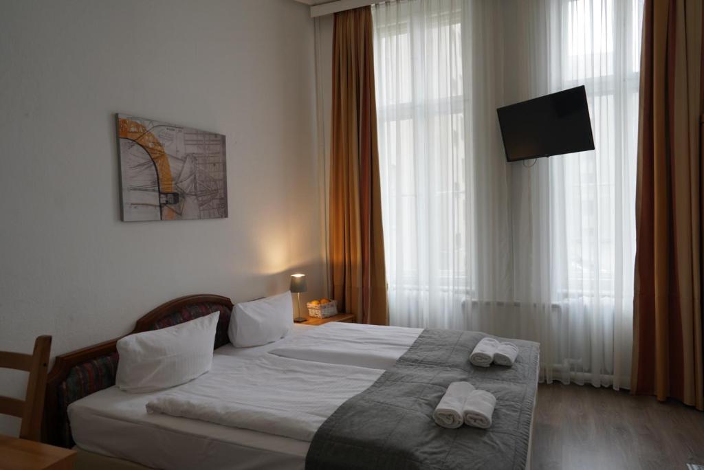 柏林柏林膳食公寓酒店的酒店客房,配有带毛巾的床