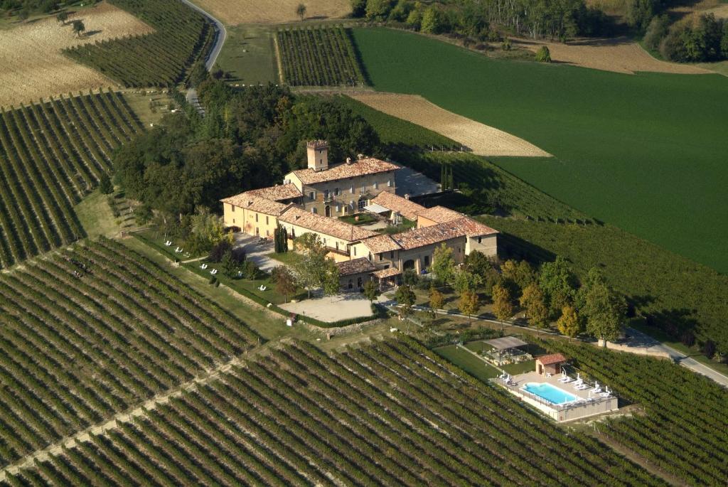 阿尔法诺纳塔Relais Castello di Razzano的田野上大房子的空中景观