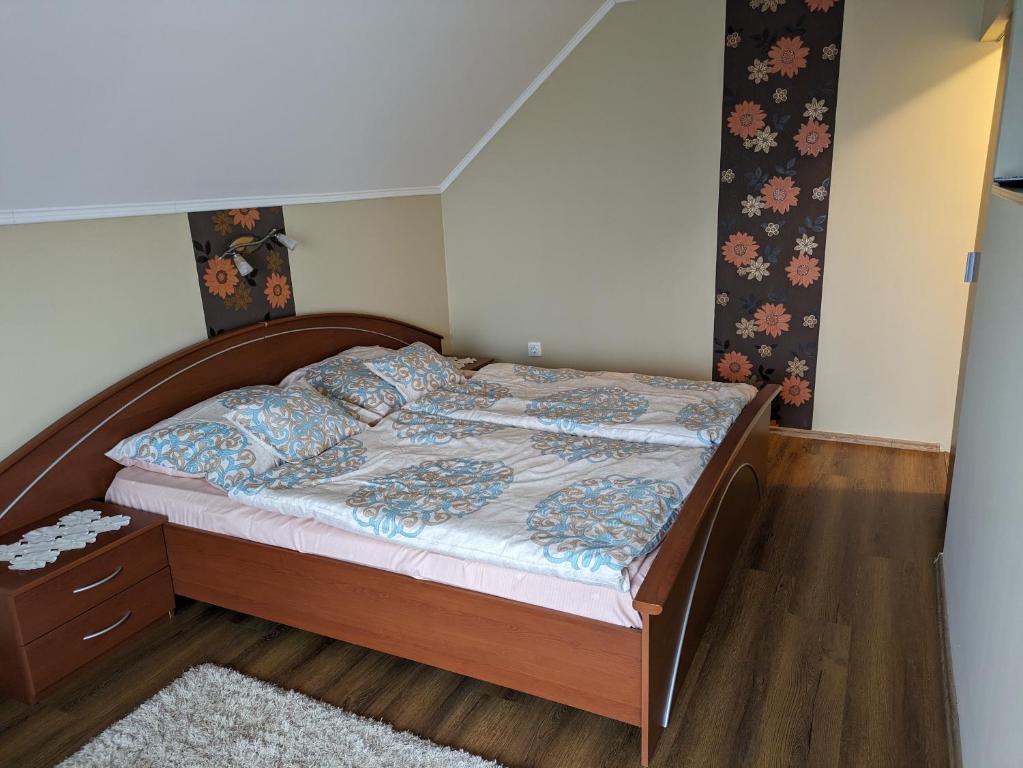 伊高尔Marvel-Nyaraló的一间卧室配有一张带木制床头板的床